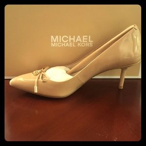 Nude patent leather MID Pump